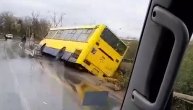 Autobus sleteo sa nadvožnjaka u Surčinu