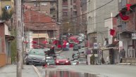 Bošnjačka mahala u severnoj Kosovskoj Mitrovici okićena albanskim orlovima