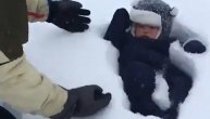 Tata spustio bebu u sneg, sledećeg trena nastala je panika