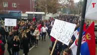 Srbi i dalje protestuju u Kosovskoj Mitrovici