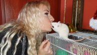Ivana ima mini zoo vrt u stanu, a sa albino pacovom deli čak i poljupce