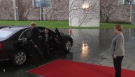 Tereza Mej se zaglavila u Mercedesu na sastanku sa Angelom Merkel