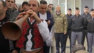Uz zurle i talambase, ogrnuti američkim zastavama Šiptari slave tzv. vojsku Kosova