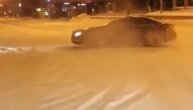 Da pokaže svima kakav je frajer! Usred velike raskrsnice driftuje po debelom snegu