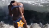 Pošla je da zajaše talas, a on ju je istresao iz gaća