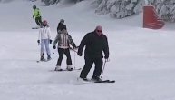 Pršti pršti bela staza, unuci jezde na skijama sa Palmom