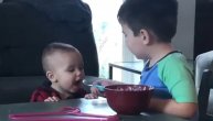 Sreća nikad veća! Kad stariji bata brine o mlađem je - da se istopiš