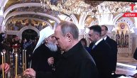Putin ljubi ikonu u Hramu Svetog Save