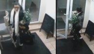 Žena sa saksijom ušetala u kafić i odnela barsku stolicu