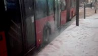 Autobus počeo da se dimi, putnici gledali u neverici