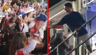 Nole se sa peharom pojavio pred srpskim navijačima i počeo da im baca stvari