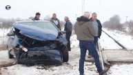 Automobilom podleteo pod lokomotivu