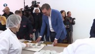 Vučić ručao sa radnicima Simpa u fabrici