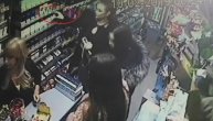 Bahatost na vrhuncu! Tinejdžerke bez blama kradu cigare ispred prodavačice