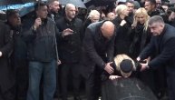 Kralj narodne muzike ispraćen na večni počinak, supruga Goca ljubi kovčeg