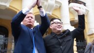 Tramp i Kim Džong Un se ceo dan grlili i ljubili