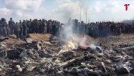 Gnevni Pakistanci okupljeni oko olupina indijskih aviona