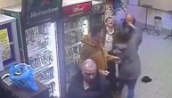 Potukli se u prodvanici a onda ih je prodavačica otresla o patos