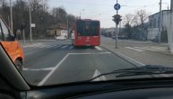 Prolazak autobusa 37 kroz crveno svetlo u Rakovici