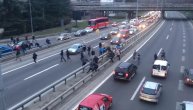 Potpuni haos na auto-putu: Delije pretrčavaju ispred automobila,zaustavili saobraćaj