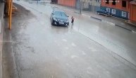 Klinac ima više sreće nego pameti: Milimetri su falili da ga pokupi auto