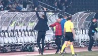 Lalatović zdušno proslavlja gol, navijači ga zasuli predmetima
