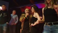 Aki Rahimovski tokom nastupa sišao sa bine i poljubio lepu hostesu