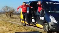 Kako preživeti skok iz kombija pri brzini od 50km/h?