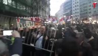 Demonstranti sklonili ogradu oko gradilišta na Trgu Republike