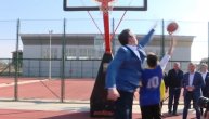 Vučić lupio bananu dečaku na basketu