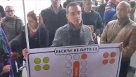 Performans opozicije povodom najavljenog štrajka glađu čelnika grada Beograda