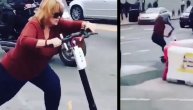 Odlučila je da i ona isproba električni trotinet, a onda slatko završila na podu