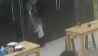 Nije imao para da plati ručak, pa je umesto novca ostavio dvogodišnju ćerku