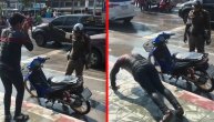 Šta me gledaš? Policajac kaznio motociklistu na najluđi način