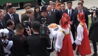 Po prastarom slovenskom običaju Kim Džong Un jede pogaču i so