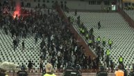 Kimijevi huligani se zaleteli na dno tribine, hteli da probiju ogradu, pa bakljama zasuli navijače Zvezde