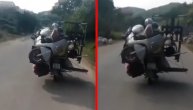Pa, kako? Slabašni motociklista dok vozi, nosi još jedan motor