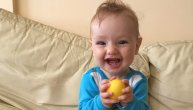 Maleni Vuk iz Beograda je dobio uskršnje jaje i kucnuo se s mamom, usledio je zarazni smeh