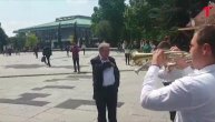 Karići kite trubače kod Hrama Svetog Save a vetar nosi novčanice