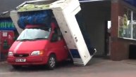 Kakav manijak! Ušao da opere kombi, pa izneo celu perionicu