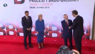 Vučić ignorisao protokolarno zajedničko slikanje sa albanskim predsednikom