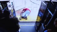 Žena gurnula dekicu iz autobusa