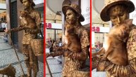 Momak ljubi kucu. Statua ili nestvarni tandem umetnika na ulici?