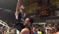 Slavlje košarkaša i navijača Partizana nakon pobede