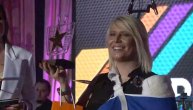 Dea nije mogla da obuzda emocije kad je dobila nagradu, pa se rasplakala