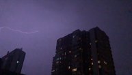 Grmi, seva, oluja sve nosi: Stravično nevreme pogodilo Beograd