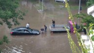 Kiša je prestala da pada, a automobili i autobusi plivaju