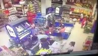 Lopov u Budvi iz marketa iznosi novčanice, a one ispadaju iz njegovih džepova