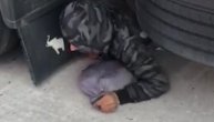 Pronašli migranta ispod šasije