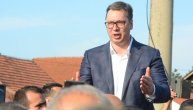 Vučić obišao ugrožene porodice u Borči nakon poplave